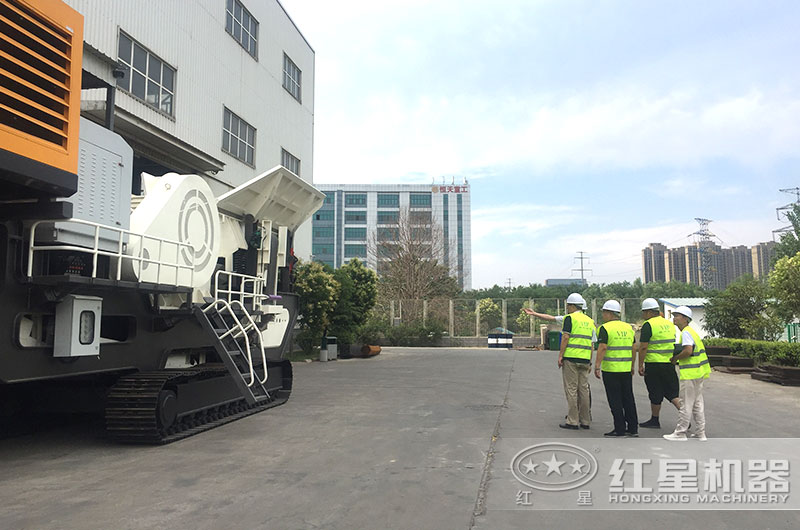 經(jīng)理陪同客戶到廠參觀 經(jīng)理陪同客戶到廠參觀